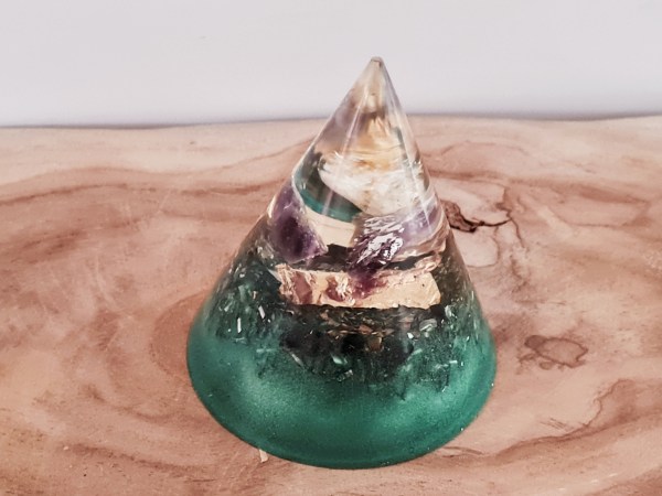 Orgonite cône quartz rose couleur verte